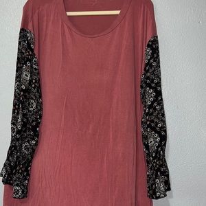 Oddy 3XL burgundy loose fit tshirt with black floral decorative sleeves /elastic